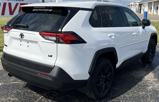 2022 Toyota RAV4 LE photo 3