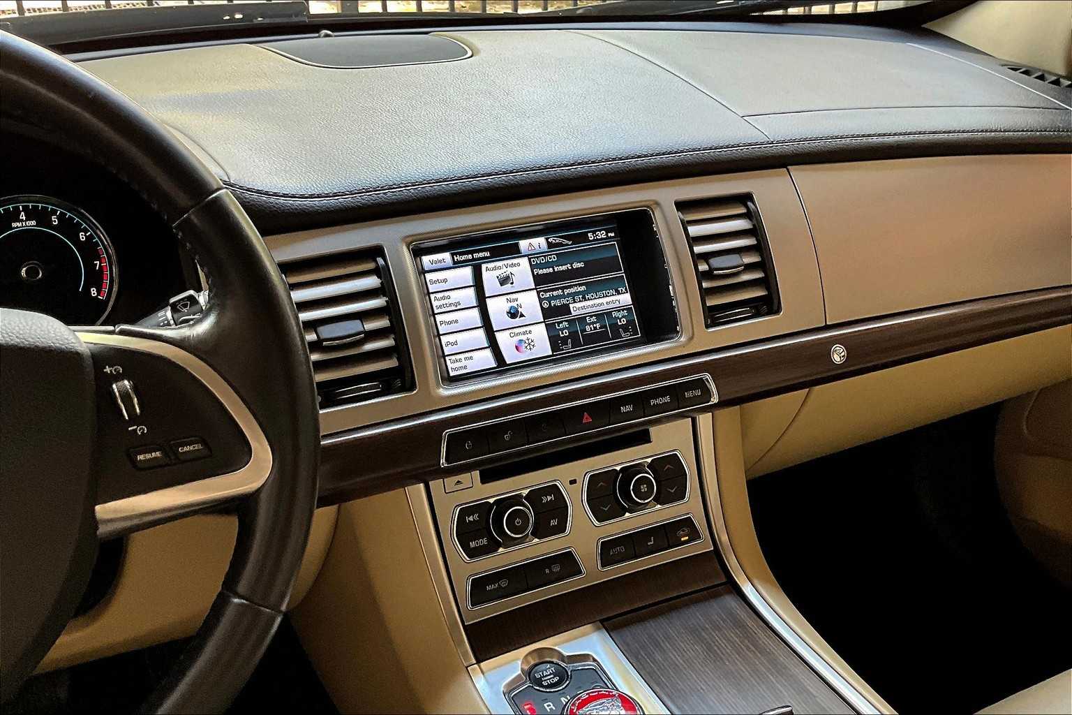 2012 Jaguar XF photo 6