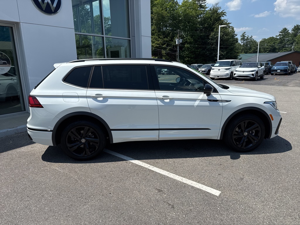 2024 Volkswagen Tiguan SE R-Line Black photo 8