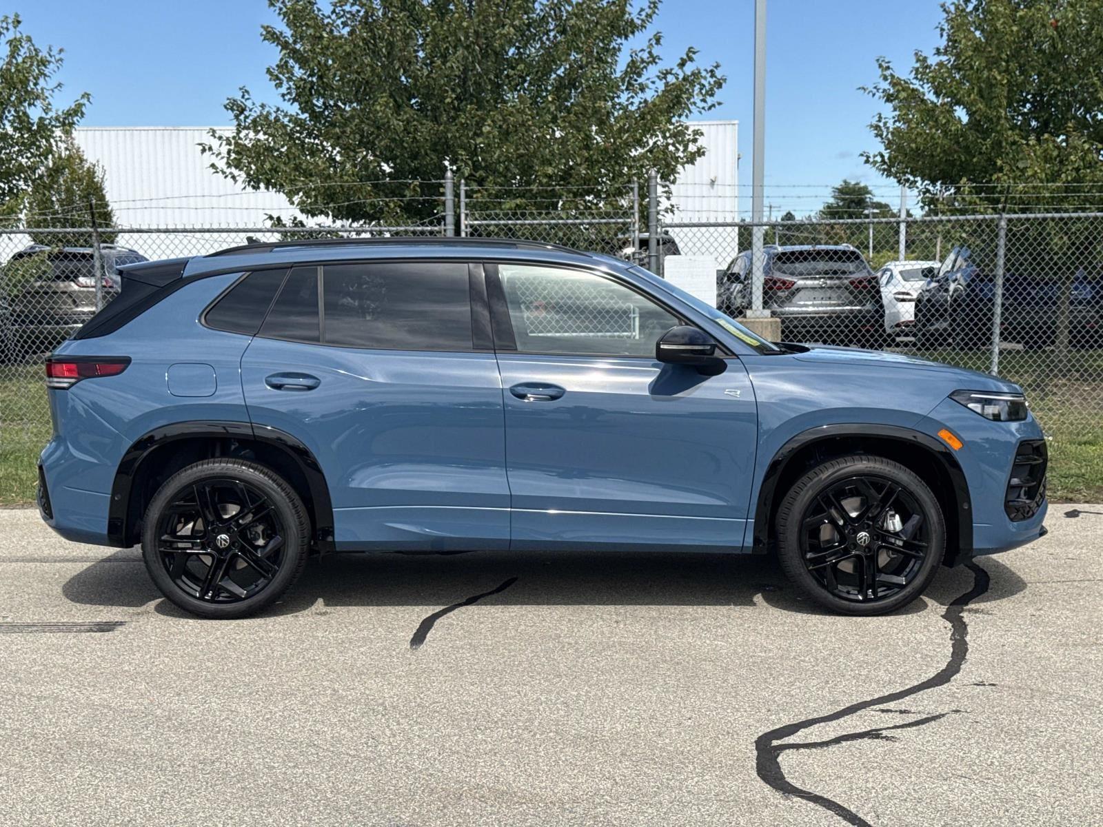 2025 Volkswagen Tiguan SE R-Line Black photo 4