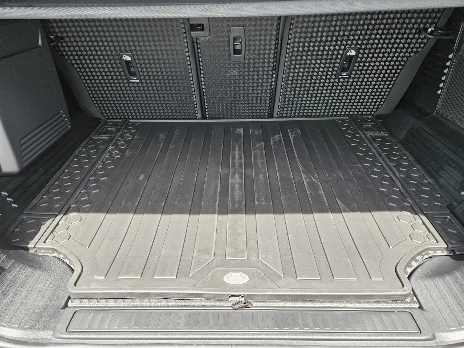 2025 Land Rover Defender 110 X-Dynamic SE photo 29