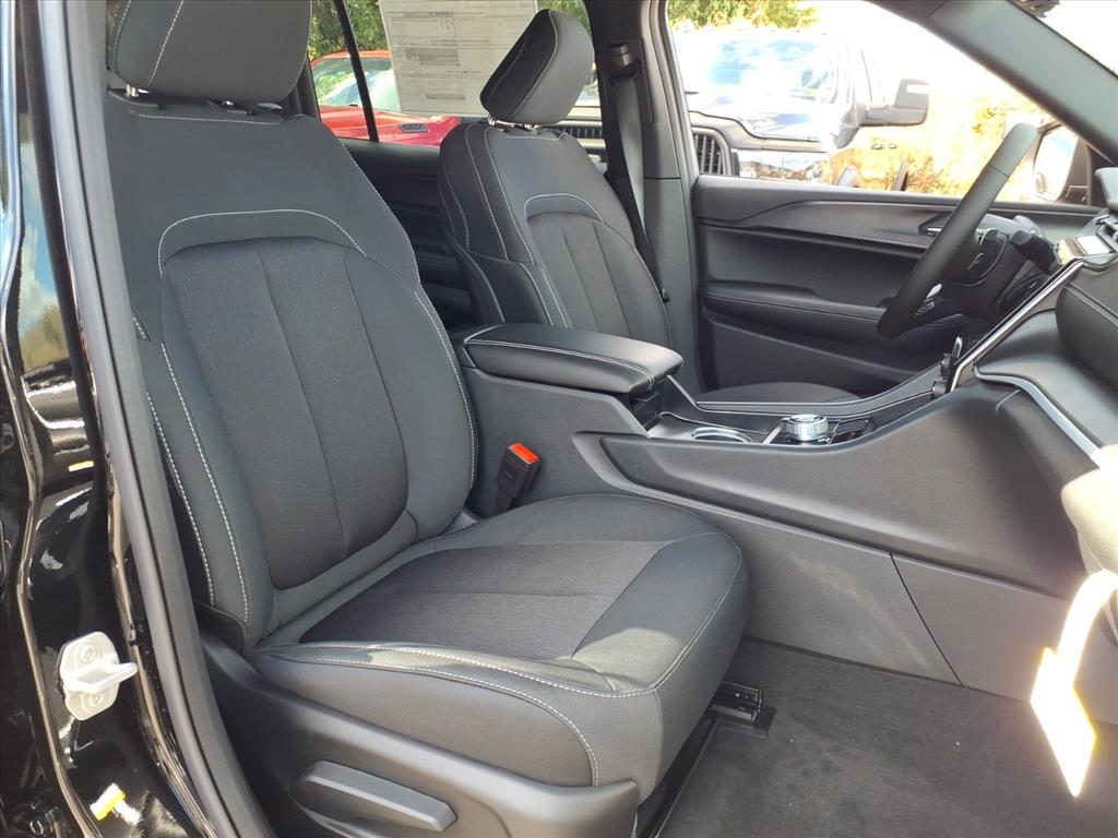 2025 Jeep Grand Cherokee Laredo X photo 3