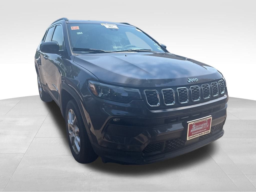 2024 Jeep Compass Latitude Lux photo 8