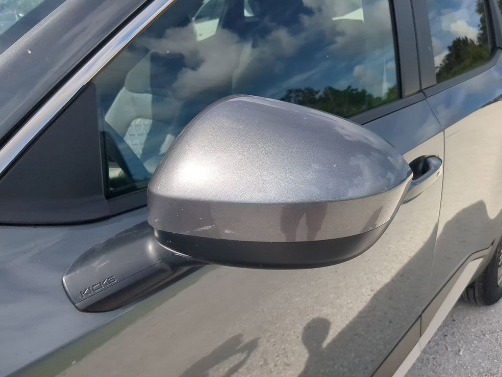 2025 Nissan Kicks SV photo 10