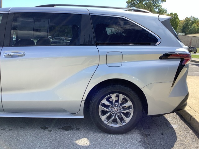 2024 Toyota Sienna XLE photo 9