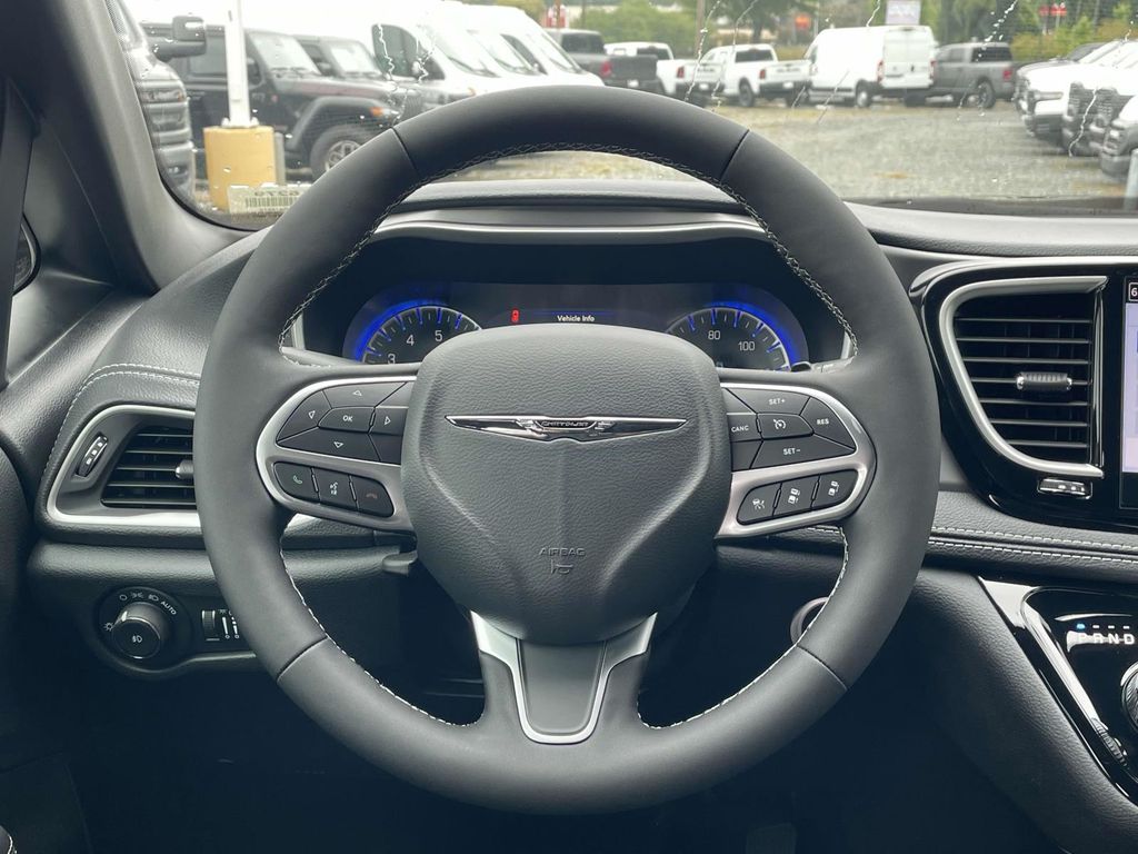 2025 Chrysler Pacifica photo 21
