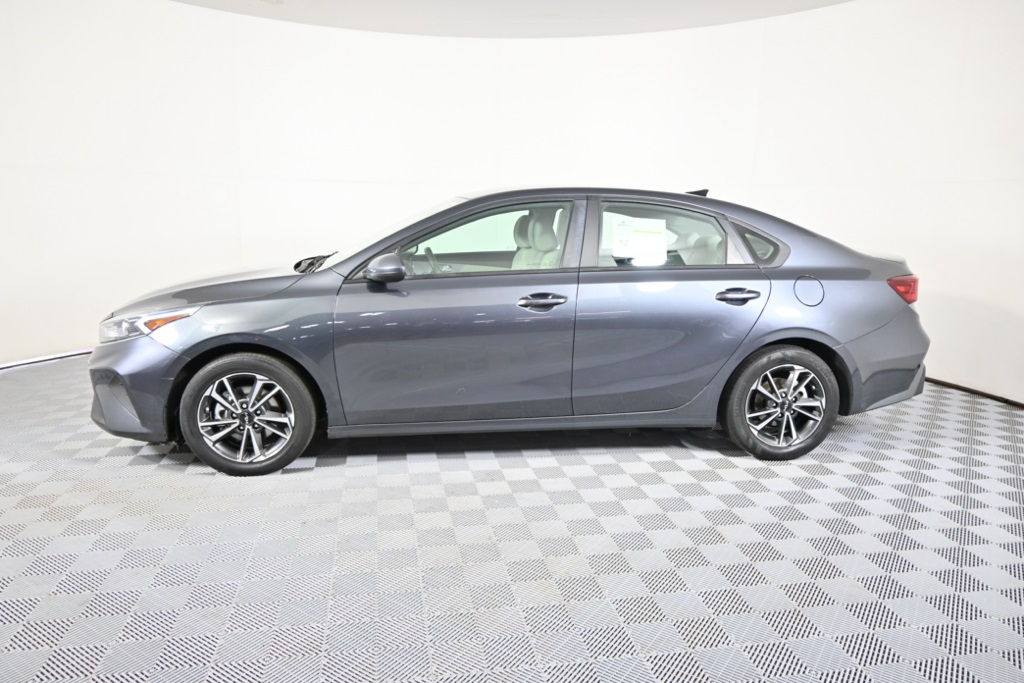 2022 Kia Forte LXS photo 2