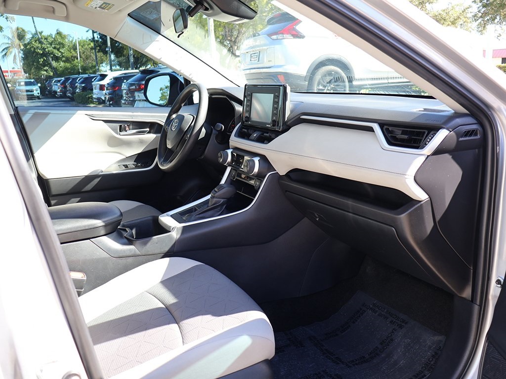 2022 Toyota RAV4 XLE photo 19