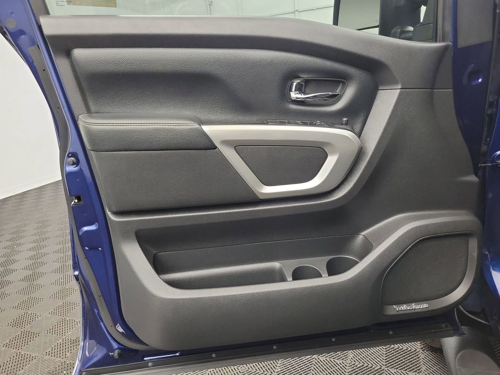 2017 Nissan Titan PRO-4X photo 14