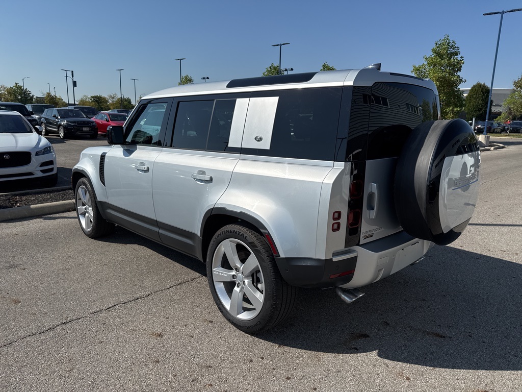 2024 Land Rover Defender 110 SE photo 6