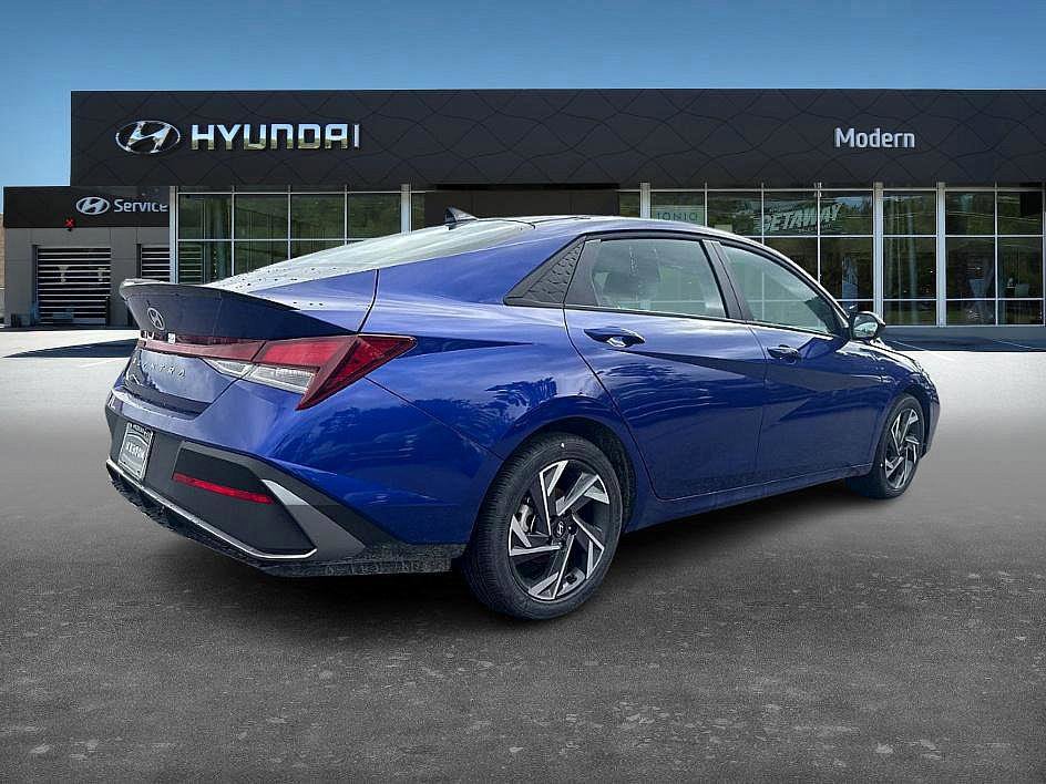 2025 Hyundai Elantra SEL Sport photo 3