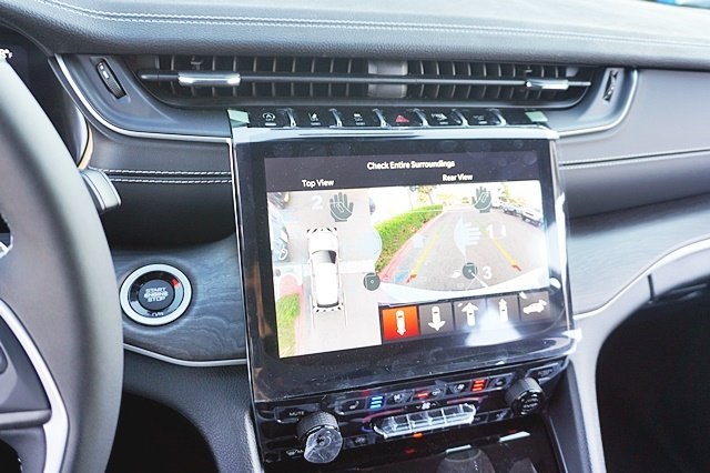 New 2023 Silver Zynith Exterior Paint Jeep Limited image 34