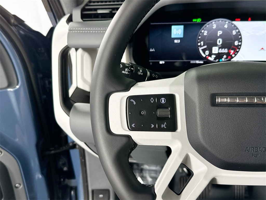 2025 Land Rover Defender 110 X-Dynamic SE photo 12
