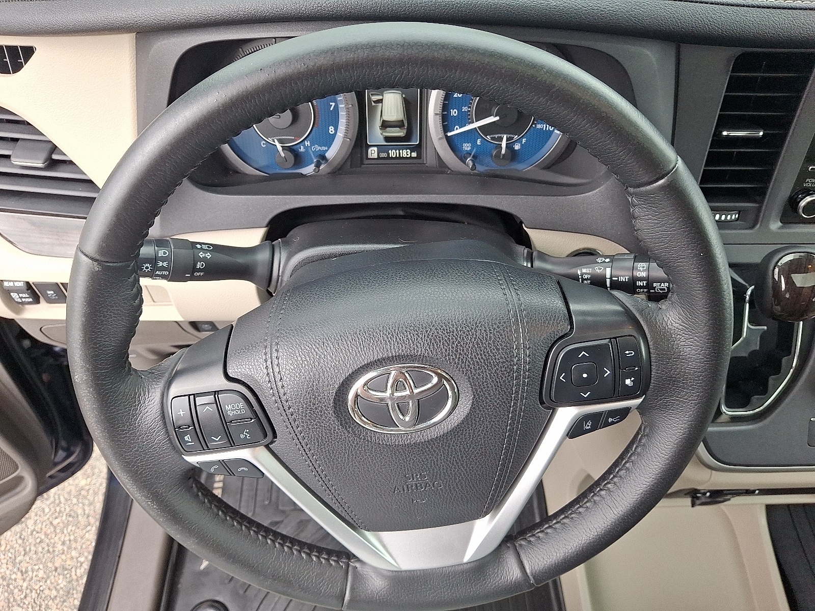 2020 Toyota Sienna XLE photo 23