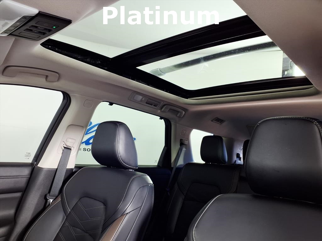 2023 Nissan Pathfinder Platinum photo 9