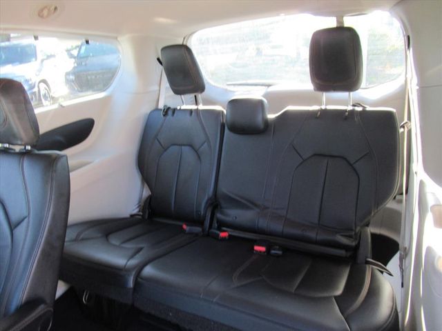 2017 Chrysler Pacifica Touring L photo 25