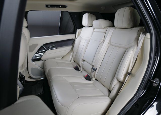2024 Land Rover Range Rover SE photo 4