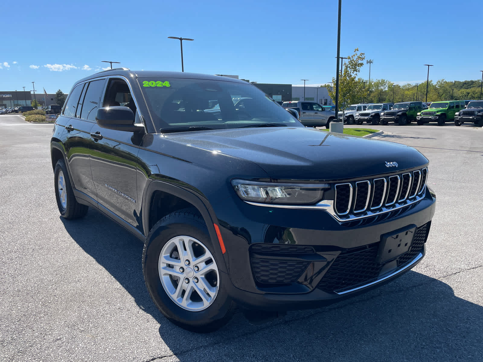 2024 Jeep Grand Cherokee Laredo photo 2