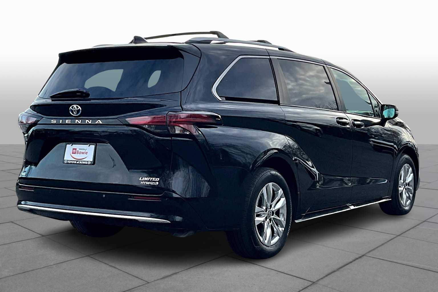 2024 Toyota Sienna Limited photo 12