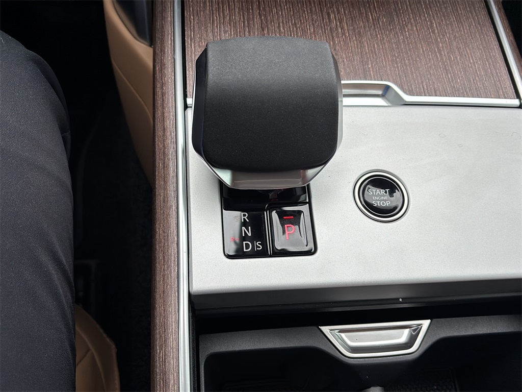 2025 Land Rover Range Rover SE photo 16