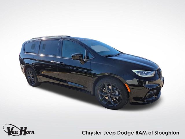 2026 Chrysler Pacifica Select's photo
