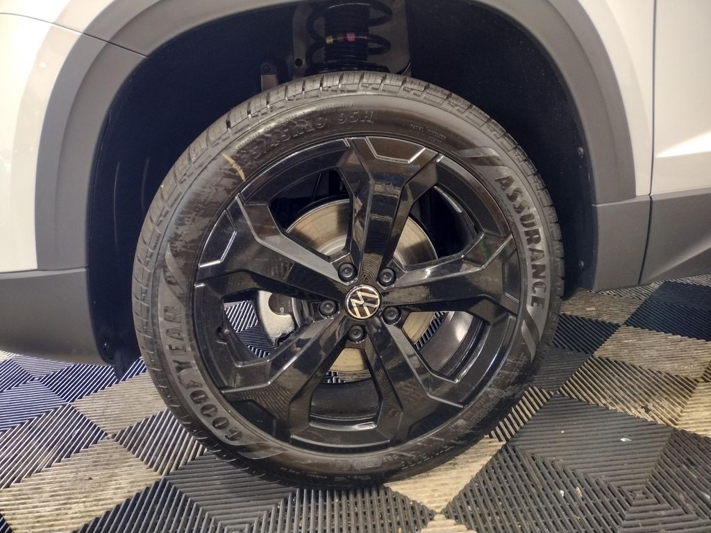 2025 Volkswagen Taos SEL photo 4