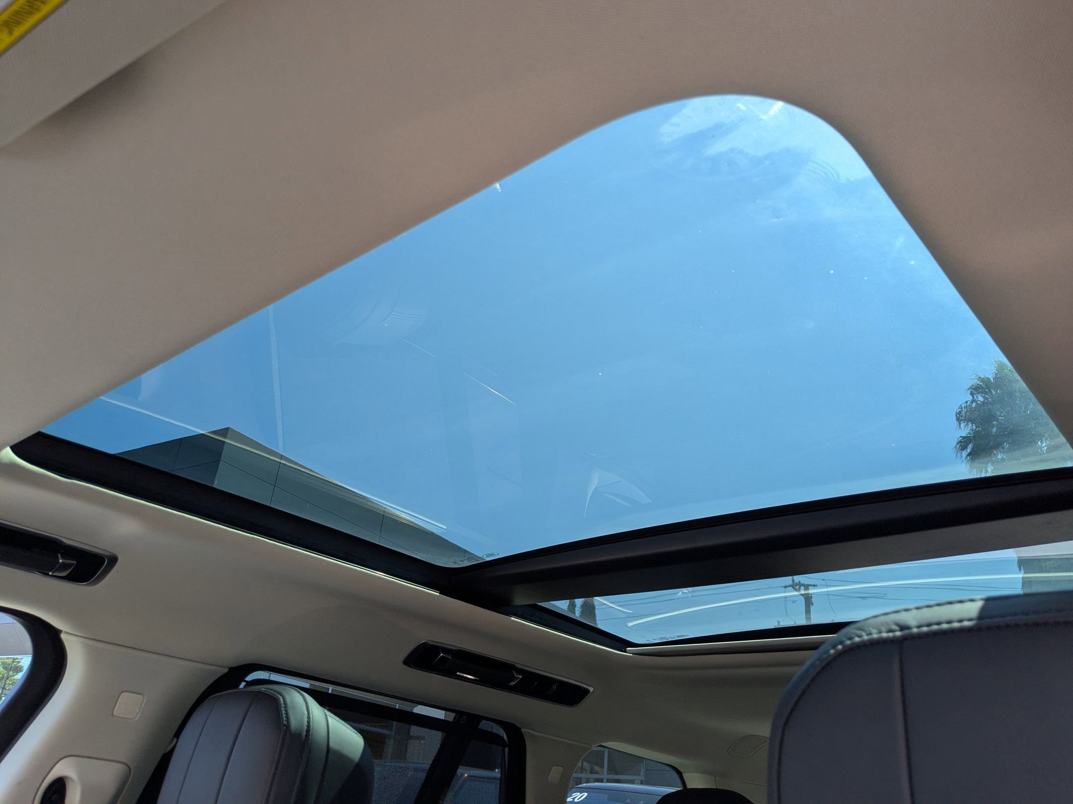 2023 Land Rover Range Rover SE photo 16