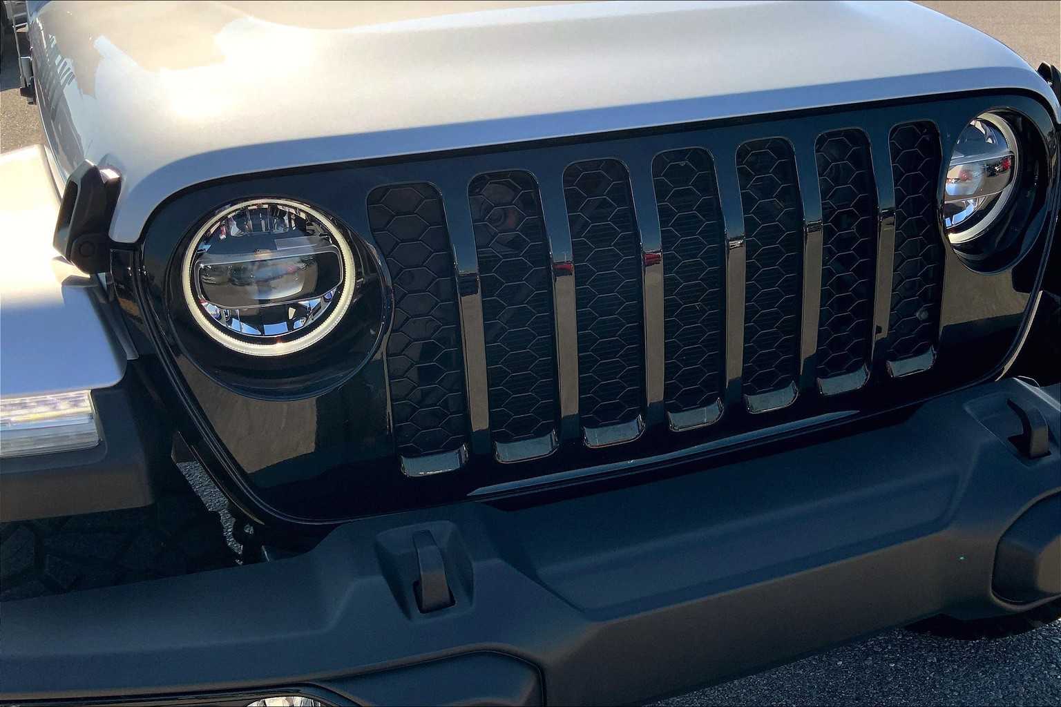 2022 Jeep Gladiator Willys Sport photo 27