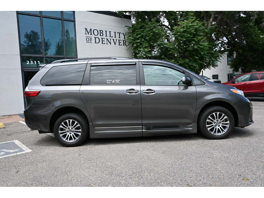2020 Toyota Sienna XLE photo 4