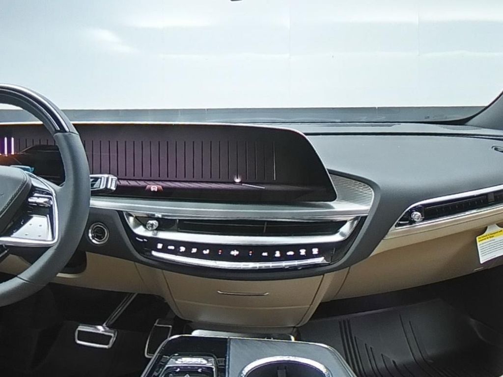 2025 Cadillac Lyriq Luxury photo 9