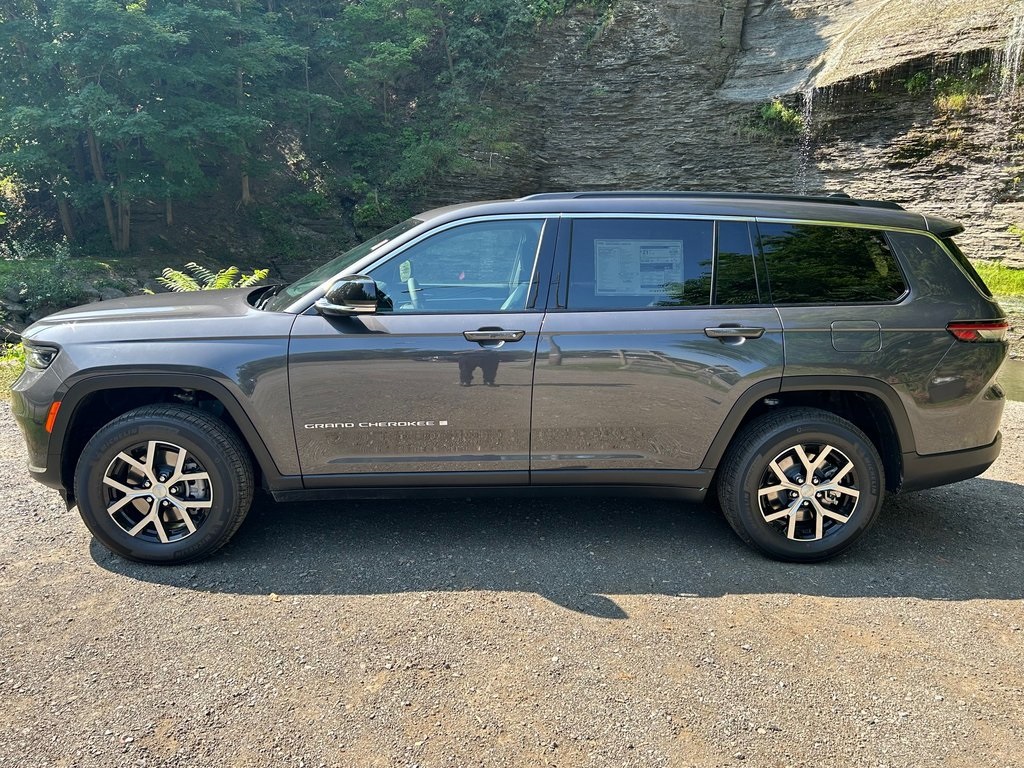 2025 Jeep Grand Cherokee Limited photo 2