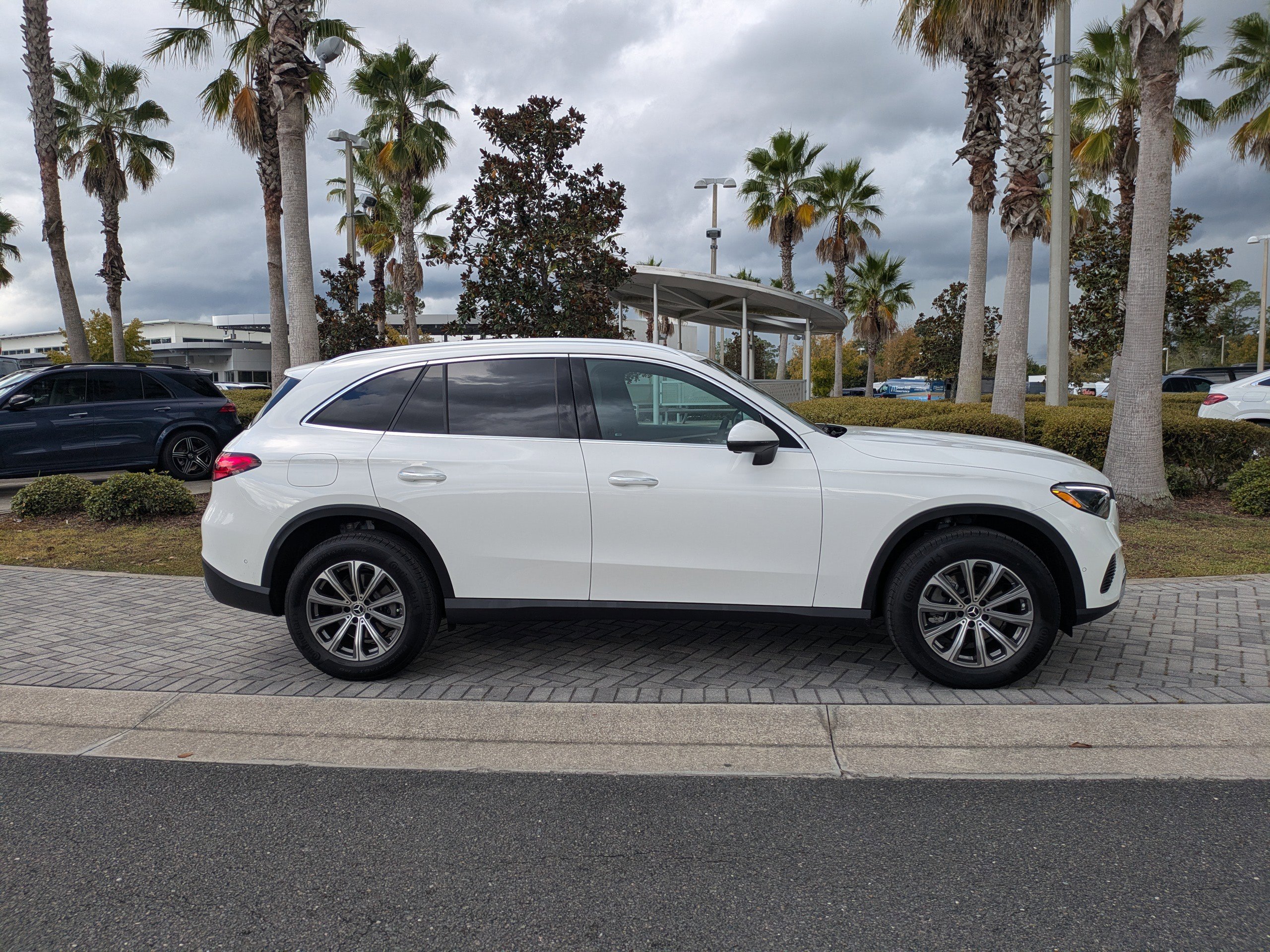2025 Mercedes Benz GLC 300 photo 4