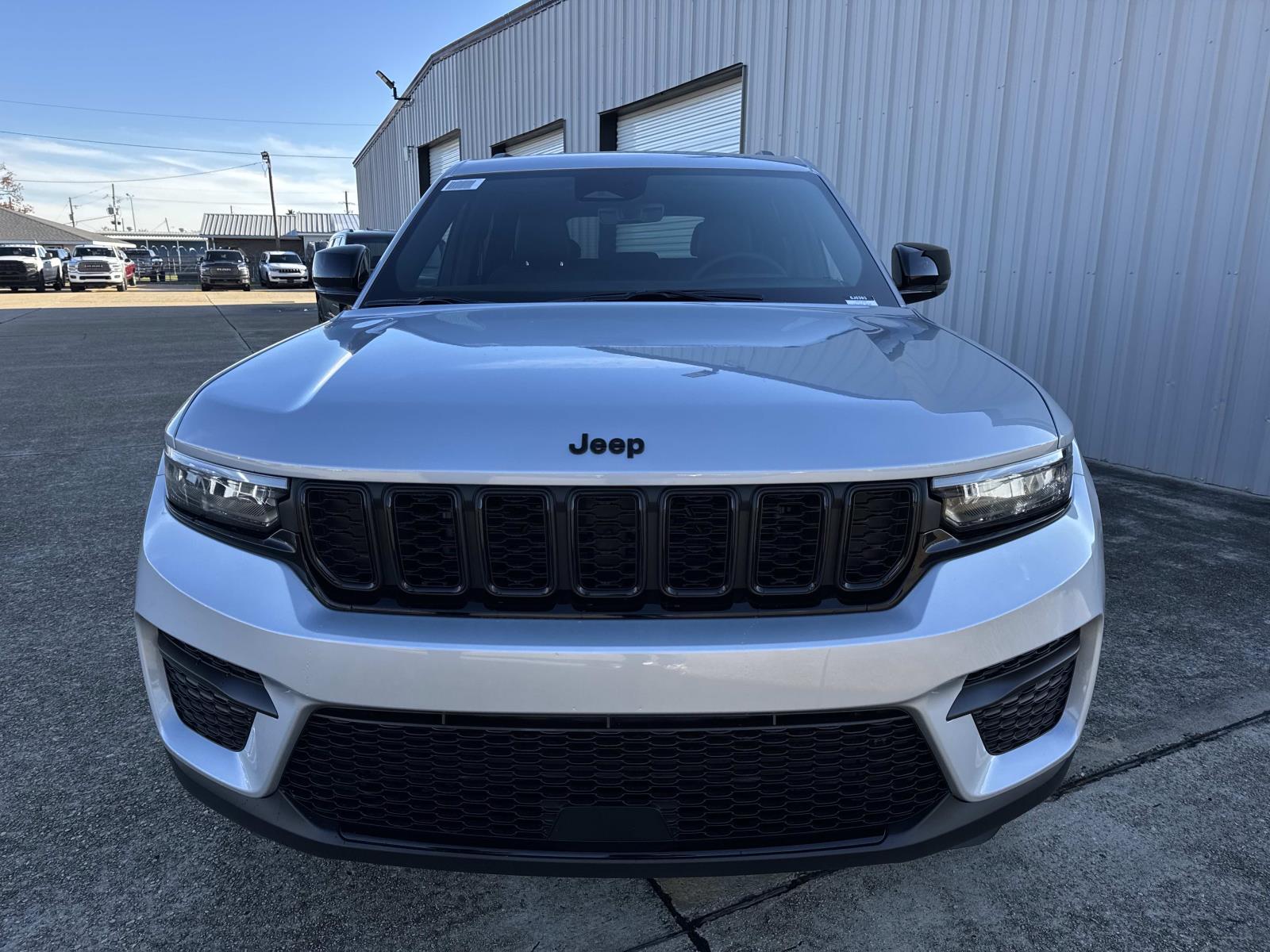 2025 Jeep Grand Cherokee Altitude X photo 2