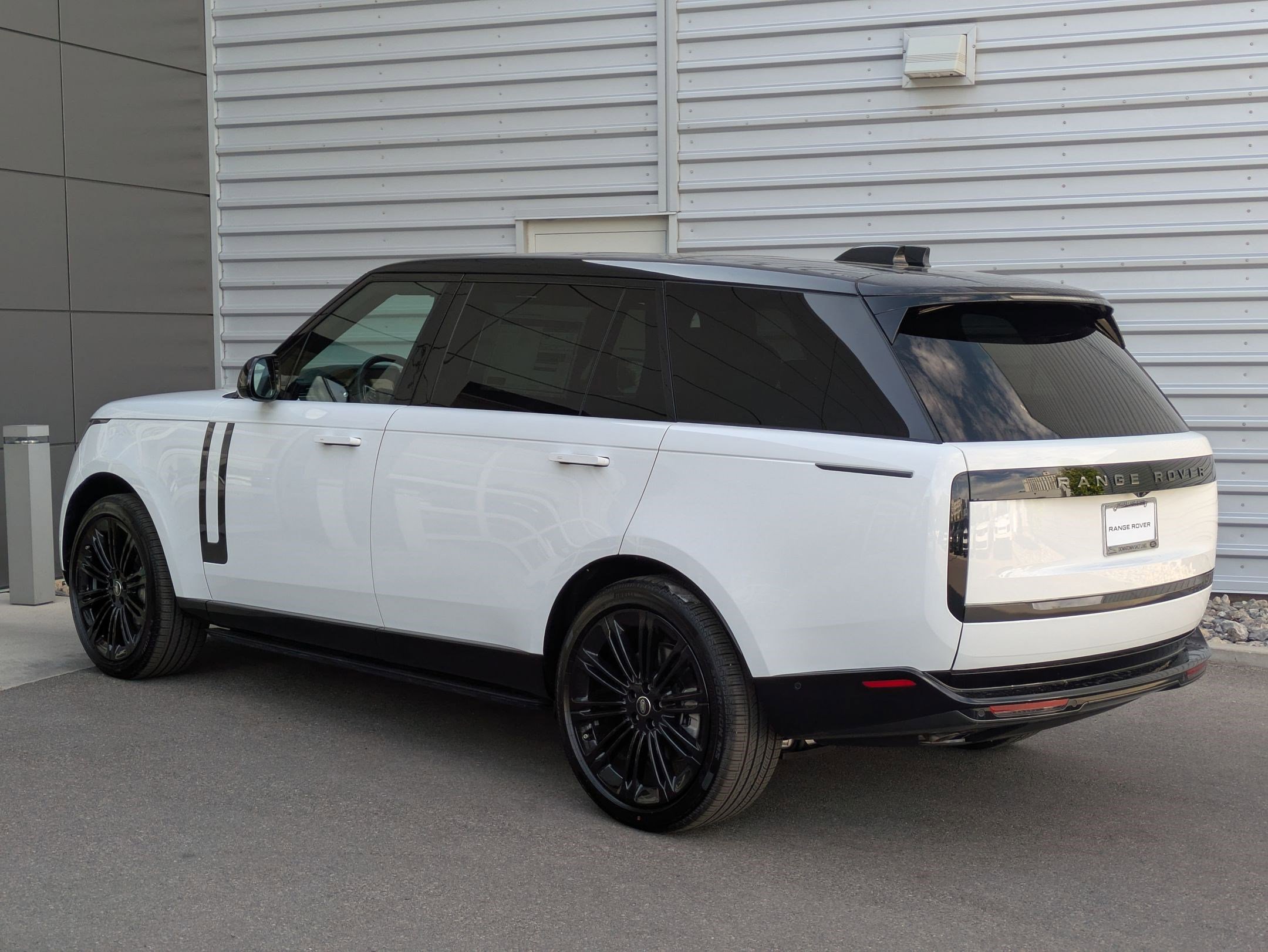 2025 Land Rover Range Rover SE photo 3