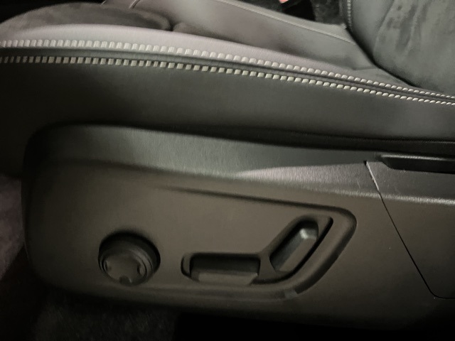 2025 Volvo XC40 Plus photo 16