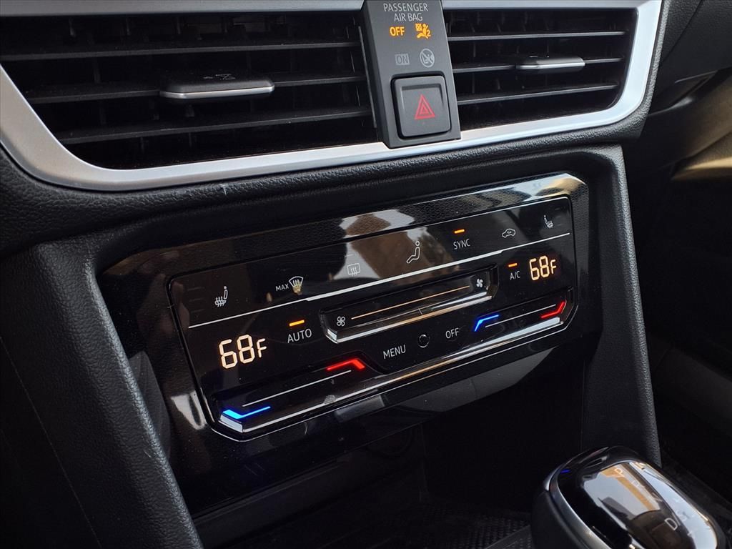2025 Volkswagen Taos SE photo 7