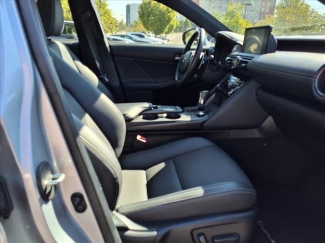 2023 Lexus IS 350 F SPORT photo 19