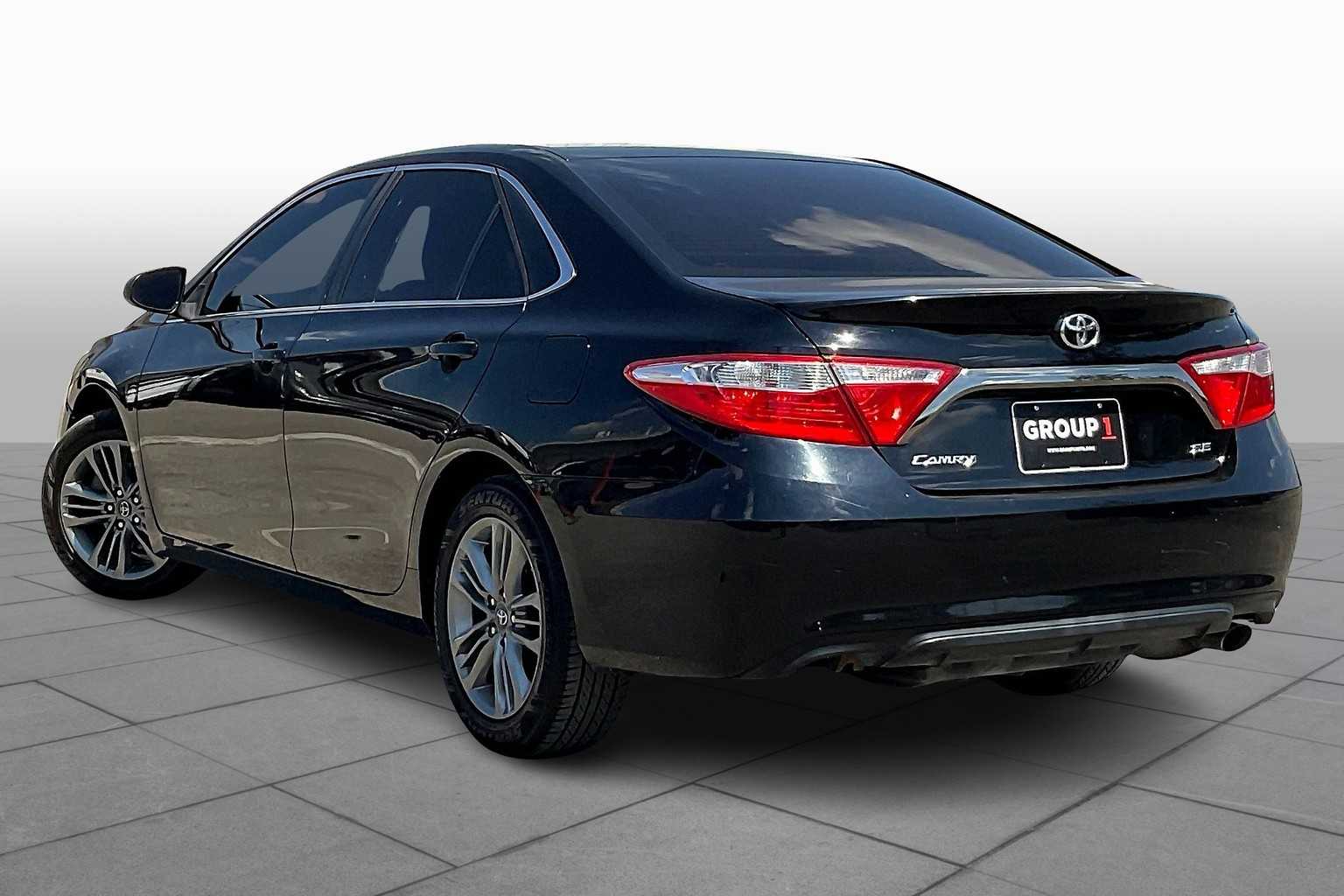 2016 Toyota Camry SE photo 11