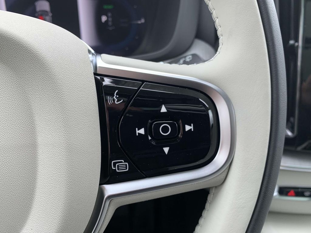 2025 Volvo XC60 T8 Plus photo 16