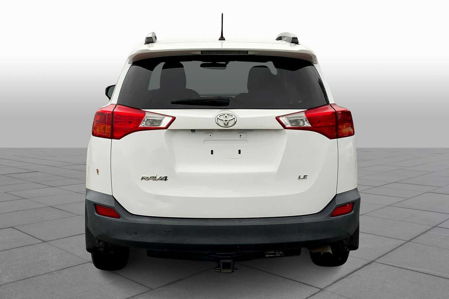 2015 Toyota RAV4 LE photo 4