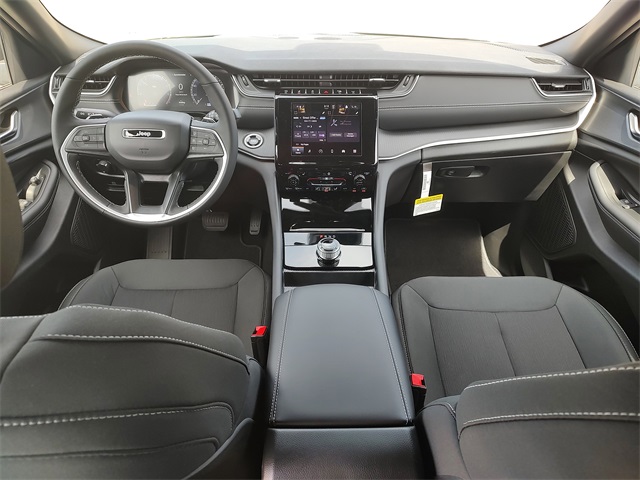 2025 Jeep Grand Cherokee Laredo Altitude photo 8