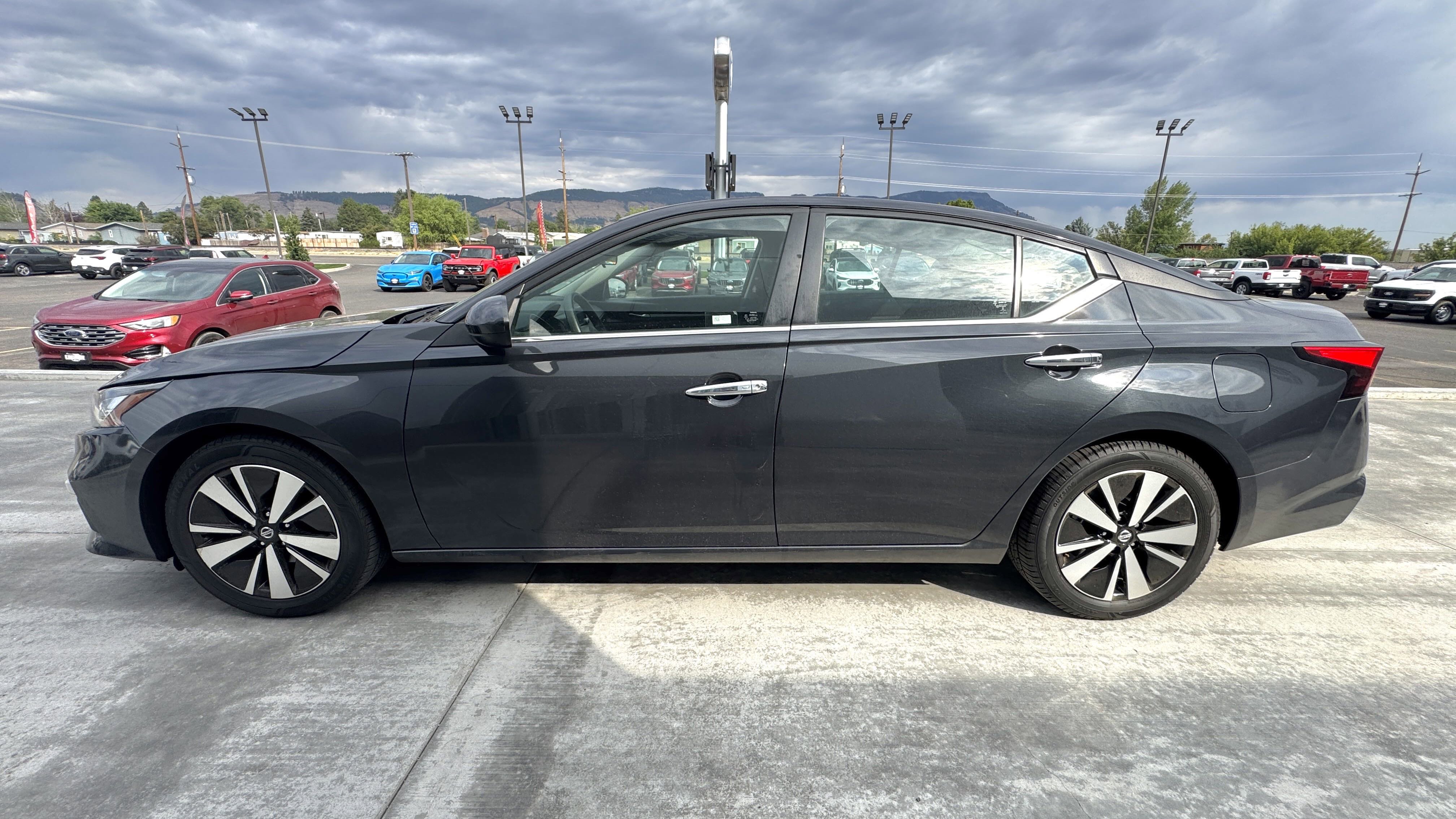 2022 Nissan Altima 2.5 SV photo 2