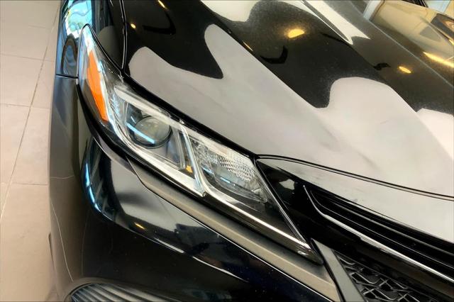 2020 Toyota Camry SE photo 23