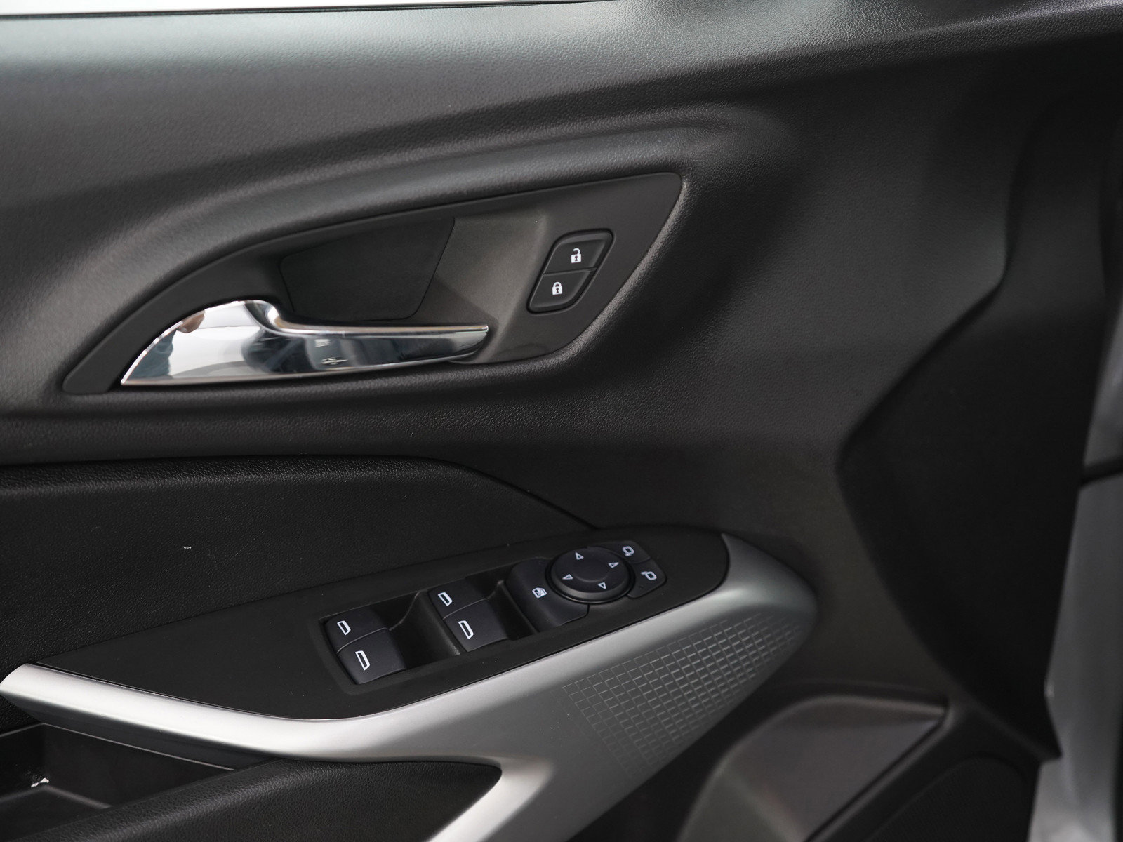 2024 Chevrolet Trax LS photo 18