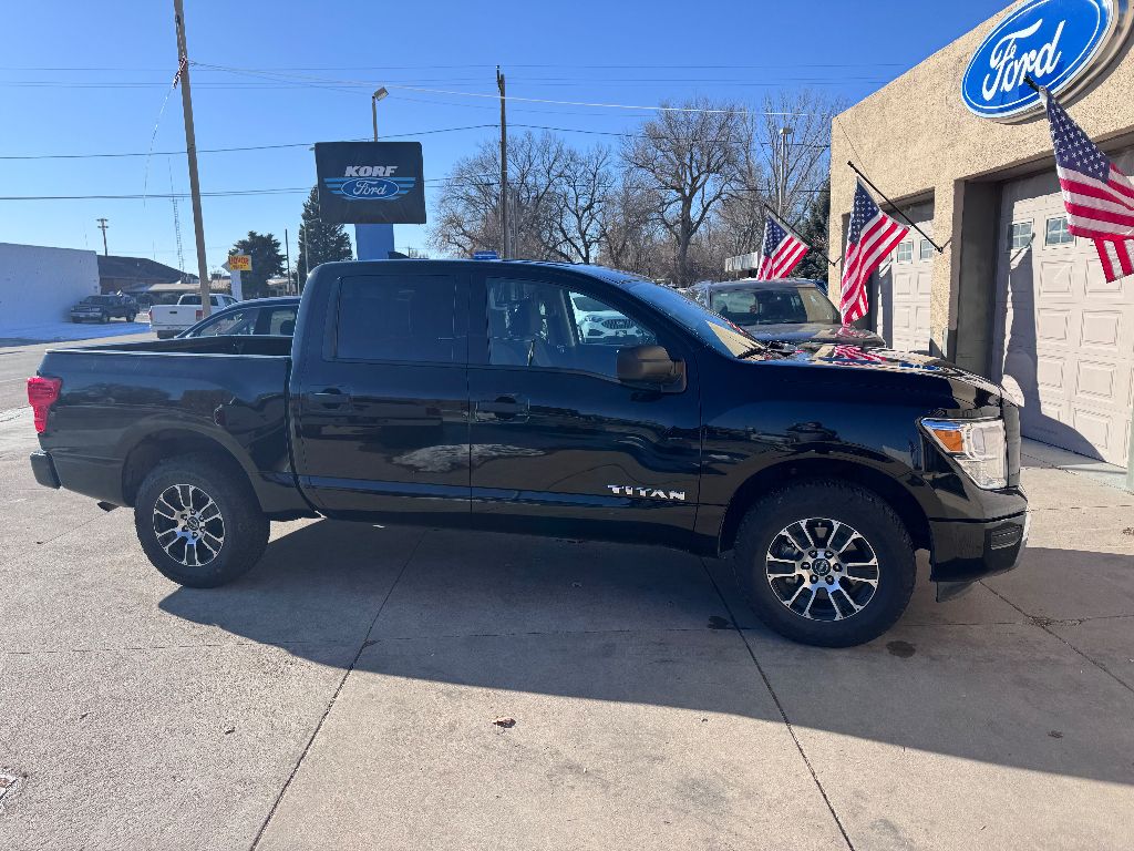 2023 Nissan Titan SV photo 4