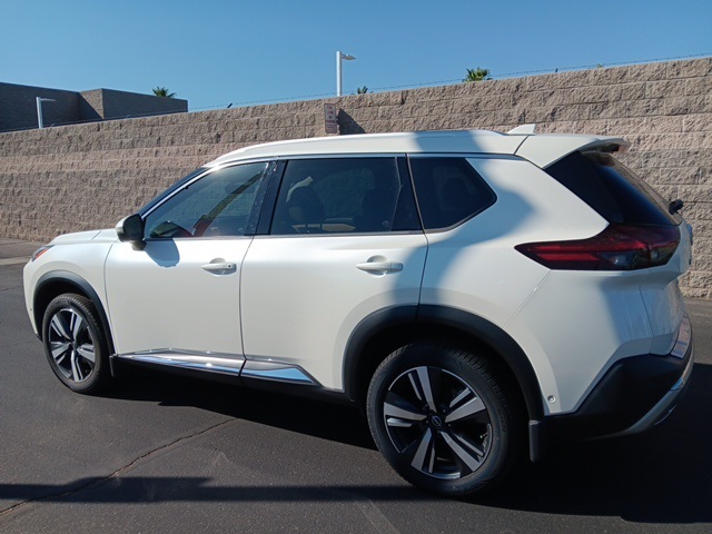 2022 Nissan Rogue Platinum photo 2