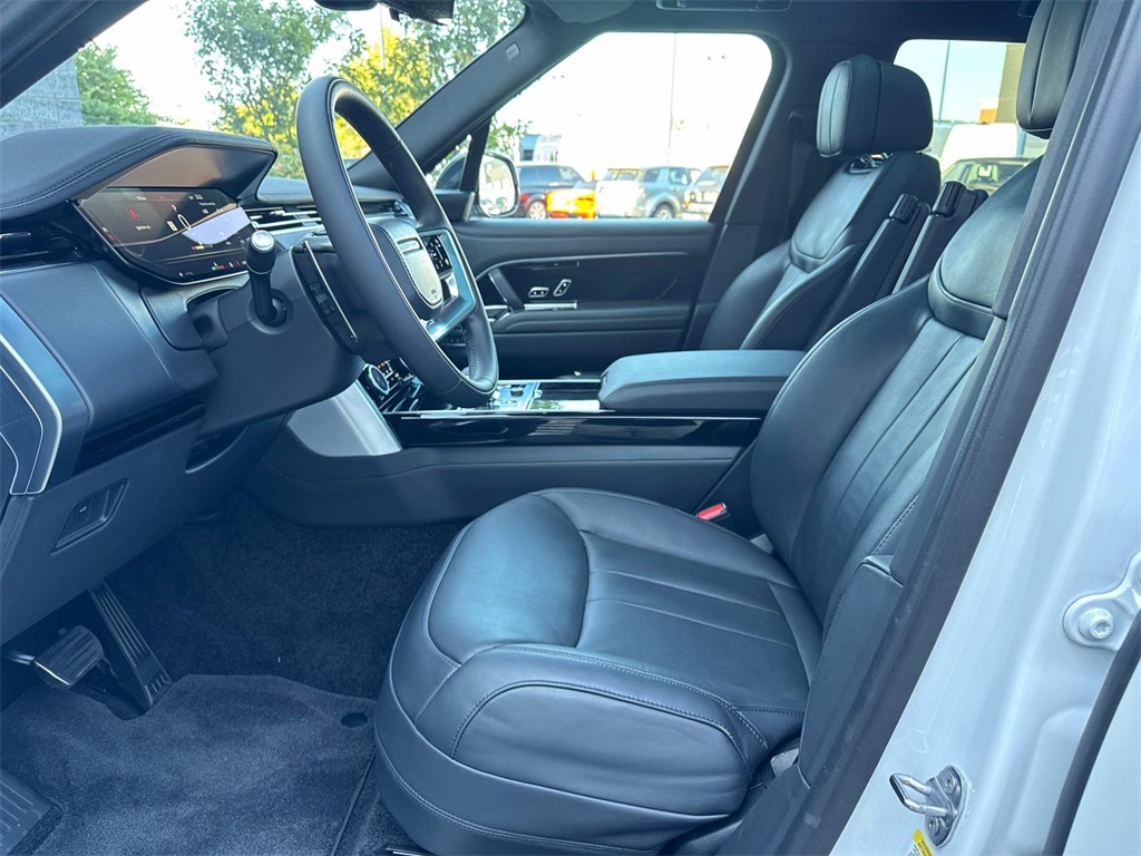 2023 Land Rover Range Rover SE photo 18