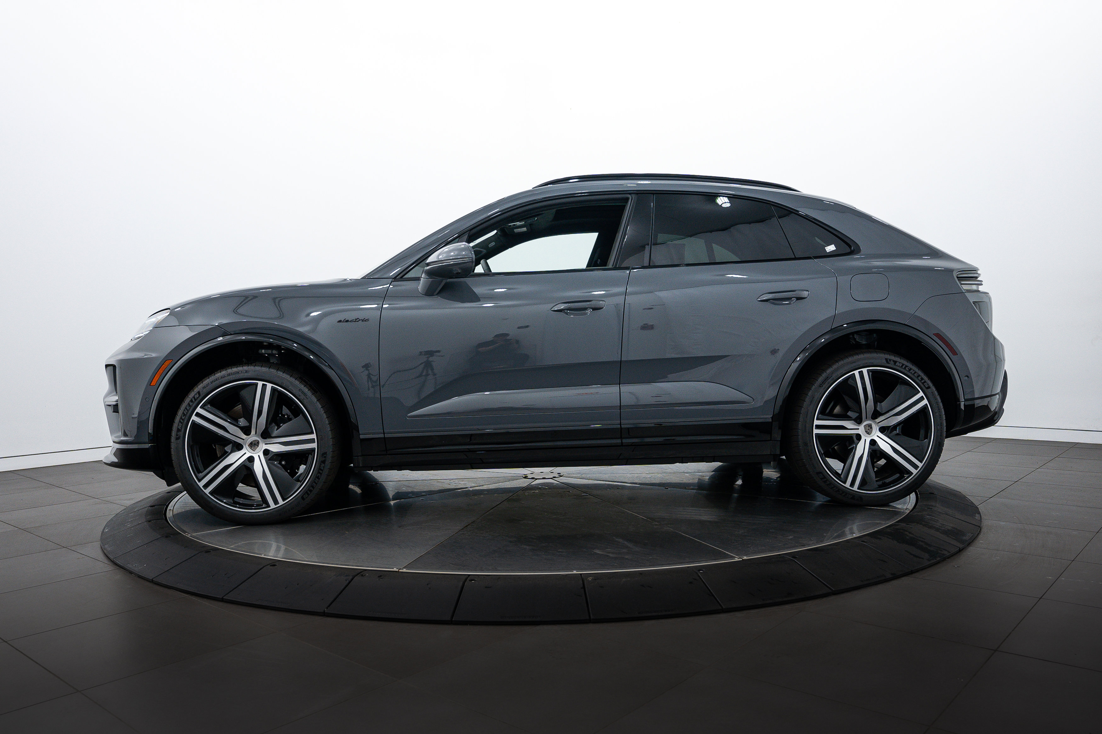 2025 Porsche Macan Turbo Electric photo 2