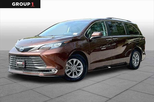 2024 Toyota Sienna XLE's photo