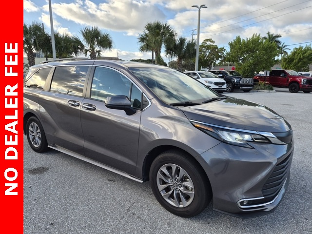 2023 Toyota Sienna XLE's photo